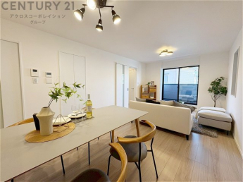 キッチン前のダイニングスペース　カウンターキッチンから料理の受け渡し等に便利です。ダイニングセットを置いても十分な広さを確保。