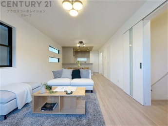 リビングダイニングは家族や友人とのコミュニケーションを楽しむ場所でくつろぎながら食事や会話を楽しめ、多目的に利用できリラックスできる空間です。家庭内の中心として機能し、快適な生活をサポートします。