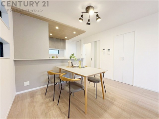 キッチン前のダイニングスペース　カウンターキッチンから料理の受け渡し等に便利です。ダイニングセットを置いても十分な広さを確保。