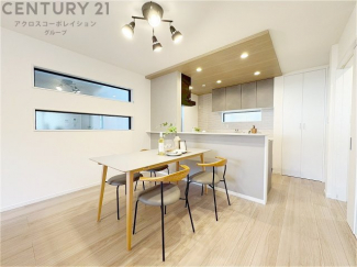 キッチン前のダイニングスペース　カウンターキッチンから料理の受け渡し等に便利です。ダイニングセットを置いても十分な広さを確保。