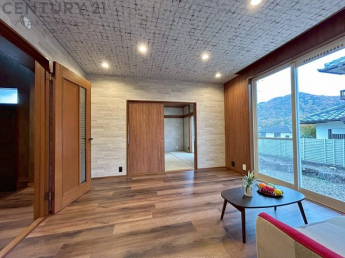 落ち着いた色合いの床材が魅力のリビング。インテリアを選ばず、心地よい暮らしを叶えます。