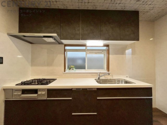 壁付けシステムキッチンはスペースの最大限の有効活用が可能で、動線がスムーズになり調理や準備が快適で効率的に行えます。収納スペースや吊り戸棚が設けられ、調理器具や食器類をスマートに収納できます。
