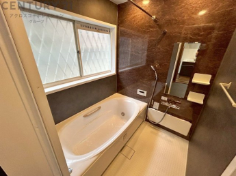 ユニットバスは省スペースでありながら、シンプルな設計と使いやすさを備え、簡便なメンテナンスが可能です。大きな窓付きで換気にも便利です。またミラー・小物置き場もあり便利です。
