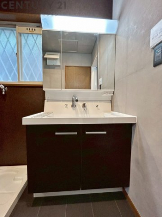 化粧品や洗顔料、歯ブラシなどの必需品をまとめて置ける収納スペースがあり、使用するたびに取り出す手間が省けます。また、水回りのため、濡れても大丈夫な素材が使用されており、お手入れが簡単です。
