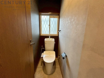 温水洗浄便座付トイレは温水洗浄機能により、暖かい水でおしりを洗浄することができ、冷たい水を使う従来の便座に比べ、温水洗浄機能で暖かいトイレを提供し、快適な使用を可能にします。
