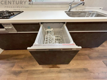 手洗いに比べて時間や労力を節約できることです。また、高温のお湯で洗浄されるため、雑菌や細菌を殺菌する効果もあります。さらに、乾燥機能があるため、手で拭く手間も省け衛生的に保管できます。
