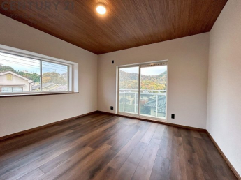 リビング横の和室スペースはリビングと続きで利用してもデザイン性のとれる洋風和室になります。やっぱり一室は欲しい和室は客間や小さなお子様の寝かせ付けなどにも便利です。
