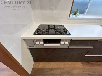 多数の調理器具を同時に使用でき、料理の効率化が可能。省エネで節約になり、様々な料理スタイルに適応できます。また、火力調整が独立しており、手入れや掃除もしやすく、今よりもっとお料理が楽しくなるかも。
