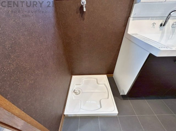 洗濯物の仕分け作業がしやすく、整理整頓が容易になります。洗濯音や湿気を他の部屋に持ち込まず、生活環境を快適に保ちます。上部を活用すれば収納スペースを確保でき洗剤や洗濯用品の整理もしやすくなります。
