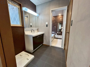 衣服の収納や脱ぎ着や整理整頓がしやすく、湿った衣類を乾燥させるスペースがありカビや臭いの発生を防ぎます。床の汚れを他の部屋に持ち込まず清潔を保つことができます。また快適な入浴環境の整備にも役立ちます。