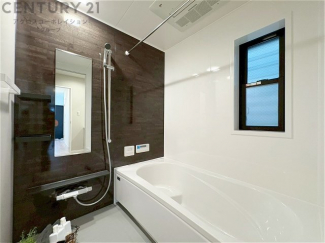 ユニットバスは省スペースでありながら、シンプルな設計と使いやすさを備え、簡便なメンテナンスが可能です。窓付きで換気にも便利です。またミラー・小物置き場もあり便利です。