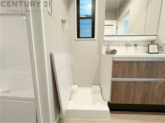 洗濯物の仕分け作業がしやすく、整理整頓が容易になります。洗濯音や湿気を他の部屋に持ち込まず、生活環境を快適に保ちます。上部を活用すれば収納スペースを確保でき洗剤や洗濯用品の整理もしやすくなります。