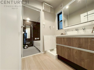 衣服の収納や脱ぎ着や整理整頓がしやすく、湿った衣類を乾燥させるスペースがありカビや臭いの発生を防ぎます。床の汚れを他の部屋に持ち込まず清潔を保つことができます。また快適な入浴環境の整備にも役立ちます。