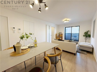 キッチン前のダイニングスペース　カウンターキッチンから料理の受け渡し等に便利です。ダイニングセットを置いても十分な広さを確保。