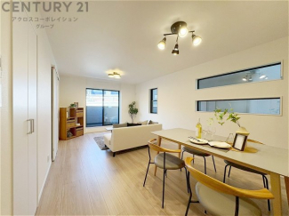 キッチン前のダイニングスペース　カウンターキッチンから料理の受け渡し等に便利です。ダイニングセットを置いても十分な広さを確保。