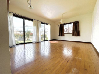 右手側建物リビング、キッチンの配置が左右で異なります。