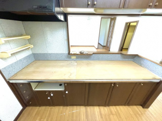 右側建物のキッチン