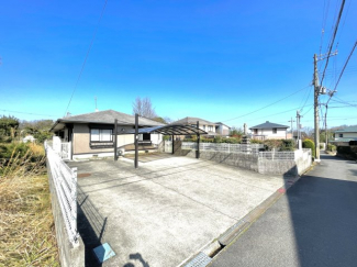 カーポート付駐車スペース、6台がゆったり駐車可能