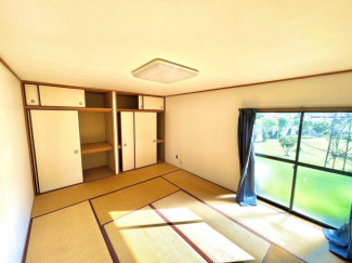 別棟の和室、大容量の押入れも備えています。