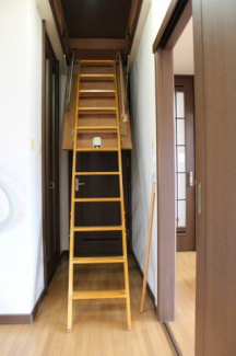 屋根裏収納への階段