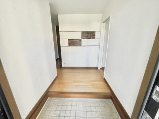 すっきりした左側建物玄関。