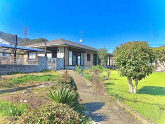 約160坪の敷地、駐車6台可能な二世帯住宅。玄関アプローチから建物外観