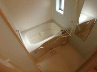 窓付きの浴室です。