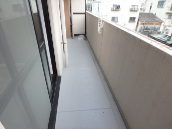 落ち着いた時間を過ごせるバルコニーです