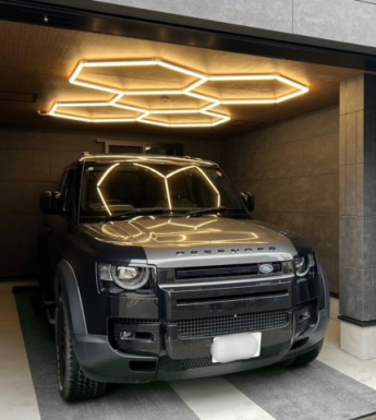 シャッター付ガレージにハニカムライトを採用。愛車を美しく照らし出す上質な空間設計。防犯性とデザイン性を兼ね備えた、こだわりのガレージ空間です。