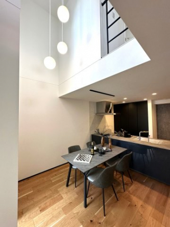 吹抜けのある開放的なLDKには、窓からやわらかな光が差し込み、心地よい空間を演出。高性能住宅ならではの快適な室内環境で、家族が自然に集まる明るいリビングを実現しています。