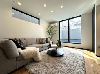 光あふれる大きな窓が特徴のリビング。高気密・高断熱仕様の高性能住宅で、年間を通して快適に過ごせます。開放感と心地よさを両立させた、上質な住空間です。