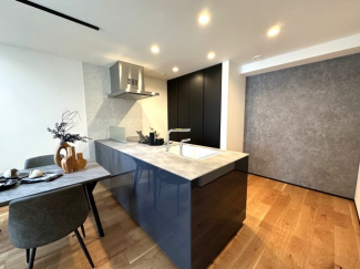 TOTOの最上級キッチン「ザ・クラッソ」を採用し、美しさと機能性を両立。上質なデザインと使いやすさで、毎日の料理時間をより快適で心地よいひとときにしてくれます。