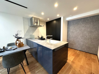 TOTOの最上級キッチン「ザ・クラッソ」を採用し、美しさと機能性を両立。上質なデザインと使いやすさで、毎日の料理時間をより快適で心地よいひとときにしてくれます。