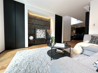 テレビ背面にはエコカラットを採用し、おしゃれなリビングを演出。上質な質感が空間のアクセントとなり、調湿・脱臭効果も備えた、デザイン性と機能性を兼ね備えた快適な住まいです。