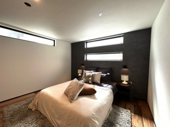 確かな構造性能を追求した、SW工法×自社施工の住まい。
目に見えない部分にまでこだわり、高気密・高断熱性能により一年を通して快適な室内環境を実現します。
完成が待ち遠しい、性能と美しさを兼ね備えた注目