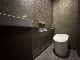 スタイリッシュなタンクレストイレを採用し、空間をすっきりとした印象に。デザイン性と使いやすさを両立した快適なトイレ空間です。