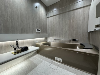 TOTOのシンラHLシリーズを採用した浴室。肩楽湯・腰楽湯が心地よく全身を包み込み、上質なリラックスタイムを演出します。保温性も高く、毎日の疲れをしっかり癒せるワンランク上のバス空間です。