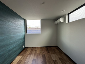 落ち着いたグリーンのアクセントクロスが、安らぎと心地よさを演出する空間。自然を感じるやさしい色合いが、リラックスできる上質な居室をつくり出します。