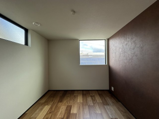 温もりのあるブラウンのアクセントクロスが、落ち着きと重厚感を感じさせる空間。シックで上品な雰囲気が、くつろぎの時間をより豊かに彩ります。