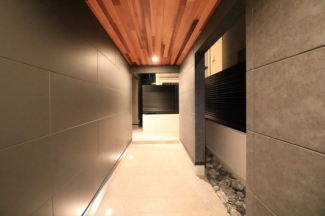 ポーチにはレッドシダーを採用し、温もりある質感が外観を美しく演出。ライトの柔らかな光が映え、帰宅時も心地よく迎えてくれるおしゃれな空間に仕上げました。