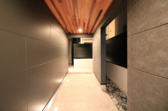 ポーチにはレッドシダーを採用し、温もりある質感が外観を美しく演出。ライトの柔らかな光が映え、帰宅時も心地よく迎えてくれるおしゃれな空間に仕上げました。