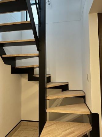 視線を抜く鉄骨階段が、空間に軽やかな抜け感と洗練された印象を演出。高気密・高断熱の高性能住宅だからこそ、開放的な設計でも一年中快適な温度環境と心地よい暮らしを実現します。