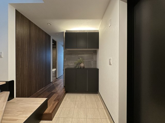 ホワイトタイルとエコカラットを採用した玄関は、明るく清潔感あふれる上質空間。調湿・消臭機能により、いつでも快適で心地よい空気環境を保ちます。