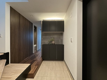 ホワイトタイルとエコカラットを採用した玄関は、明るく清潔感あふれる上質空間。調湿・消臭機能により、いつでも快適で心地よい空気環境を保ちます。