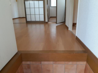 収納もある玄関です