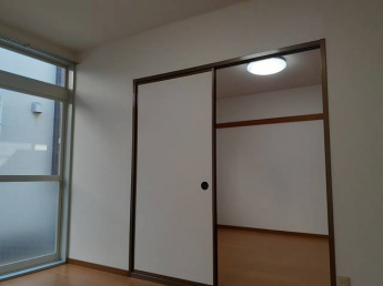 明るい色調の室内です