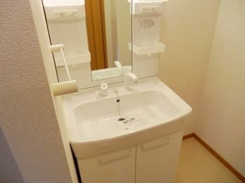 ゆったりとスペースのある洗面所