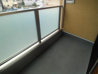 バルコニーからの眺めを楽しみながら食事をしませんか