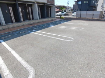 駐車場があるので、車を買う予定の方も安心です