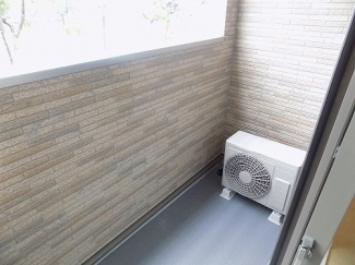 暖かな日差しのふりそそぐバルコニー